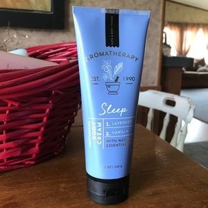 Bath&body works aromatherapy body cream in “Sleep”
